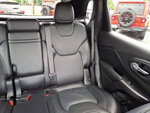 Used 2019 Jeep Cherokee Limited w/ Luxury Group AWD/4WD image 14