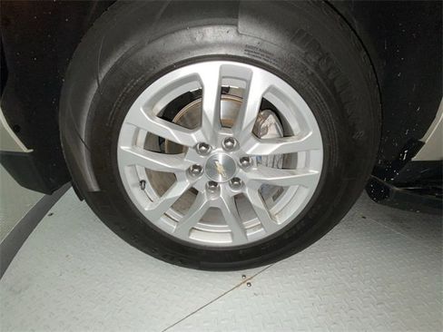 Used 2023 Chevrolet Suburban LT image 10