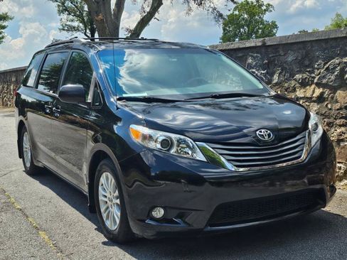 Used 2014 Toyota Sienna XLE FWD image 11