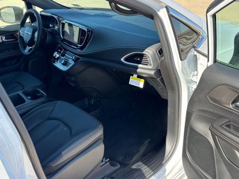 New 2026 Chrysler Pacifica Select image 25