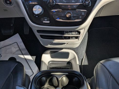 Used 2022 Chrysler Pacifica Touring-L image 20