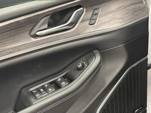 Used 2024 Jeep Grand Cherokee Limited w/ Black Appearance Package image 18