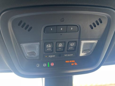 Used 2023 Chevrolet Traverse Premier image 40