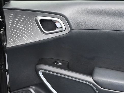 Used 2025 Kia Soul LX w/ LX Technology Package FWD image 33