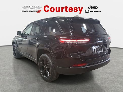 Certified 2023 Jeep Grand Cherokee Limited w/ Black Appearance Package image 5