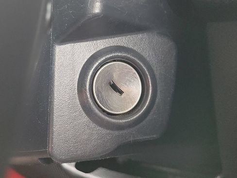 Used 2018 Jeep Wrangler Unlimited Sahara AWD/4WD image 9