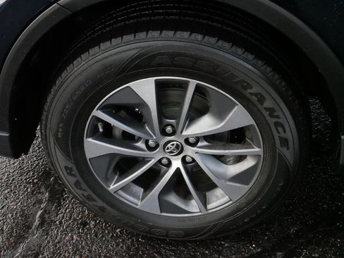 Used 2018 Toyota RAV4 LE image 16