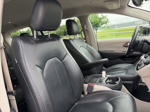 Used 2017 Chrysler Pacifica Touring-L w/ Tire & Wheel Group FWD image 30