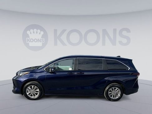 Used 2025 Toyota Sienna LE image 2