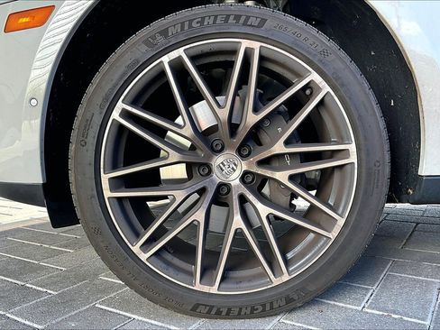 Used 2024 Porsche Macan image 9