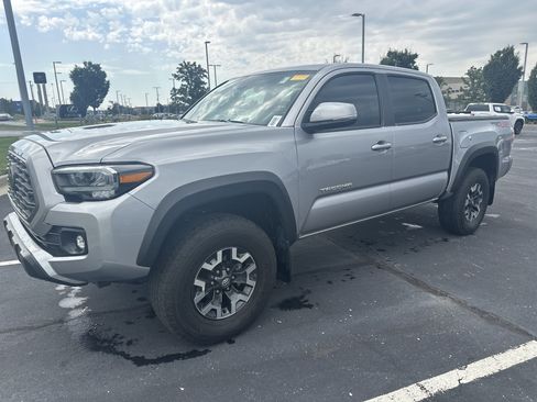 Used 2021 Toyota Tacoma TRD Off-Road w/ TRD Premium Off Road Package AWD/4WD image 3