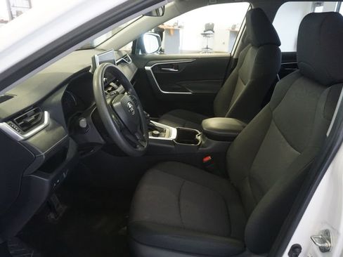 Used 2025 Toyota RAV4 XLE AWD/4WD image 17