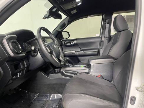Used 2018 Toyota Tacoma TRD Sport image 11