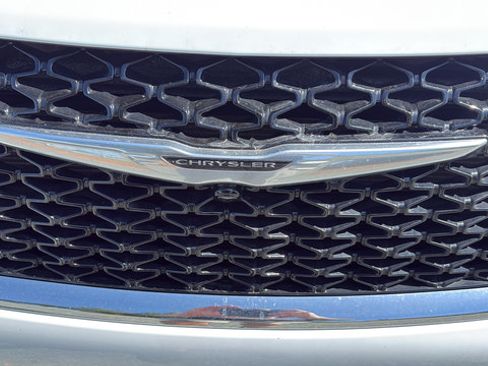 Used 2023 Chrysler Pacifica Touring-L FWD image 10