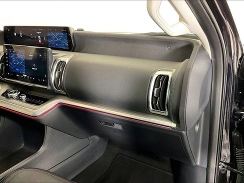 Used 2025 Ford Expedition Platinum image 22