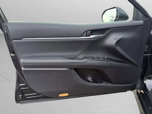 Used 2020 Toyota Camry XLE image 12