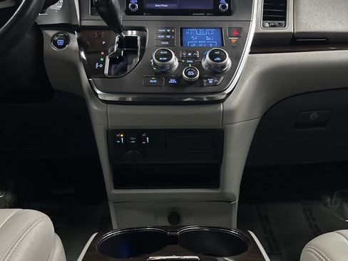 Used 2019 Toyota Sienna XLE FWD image 25