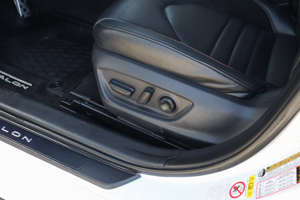 Used 2019 Toyota Avalon XSE w/ All Weather Liner Package FWD image 19