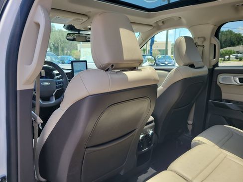 Used 2020 Ford Explorer Platinum w/ Premium Technology Package AWD/4WD image 11