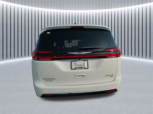 New 2026 Chrysler Pacifica Limited w/ Uconnect Theater Family Group image 9