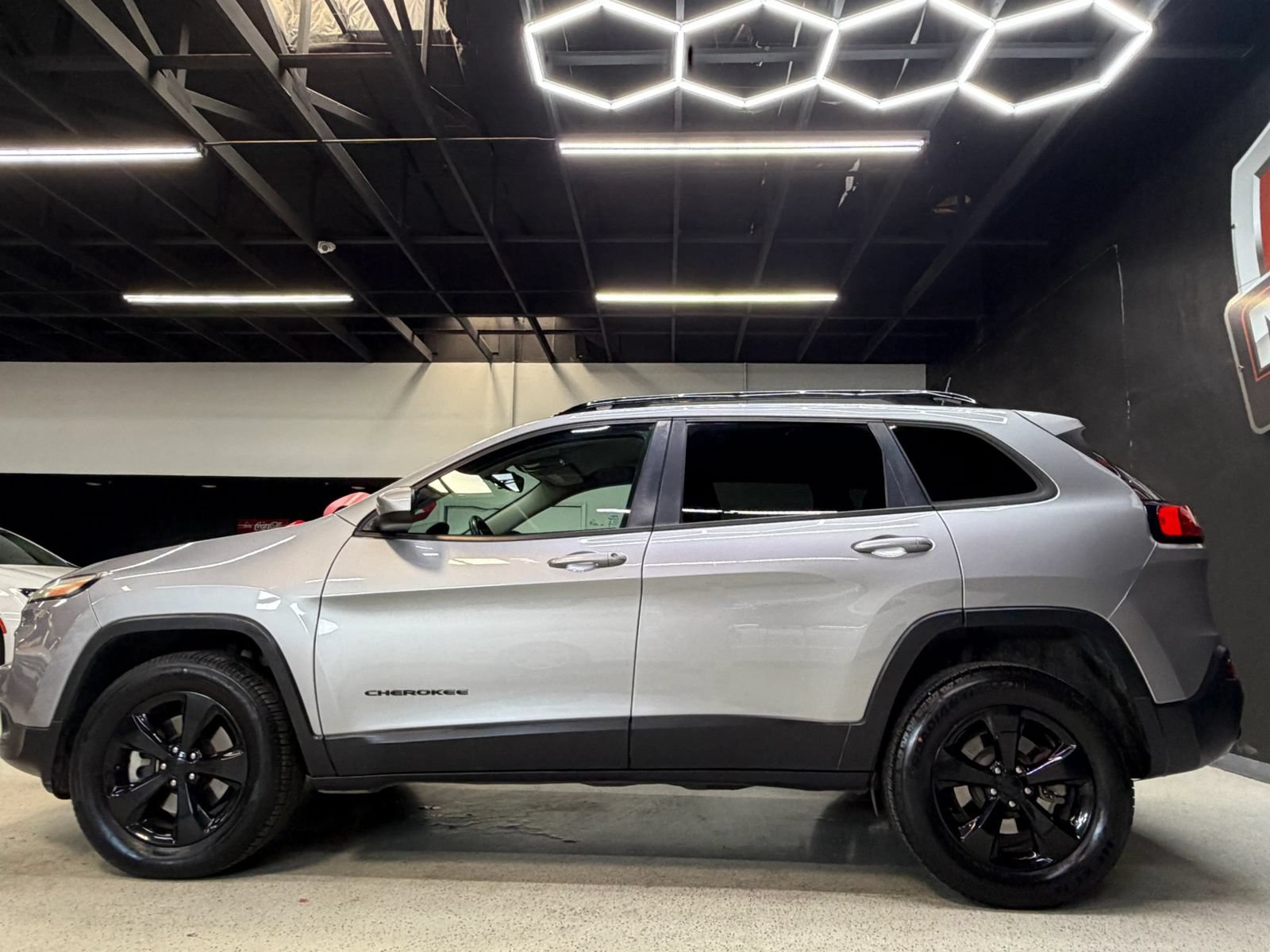 Used 2016 Jeep Cherokee Latitude FWD image 17