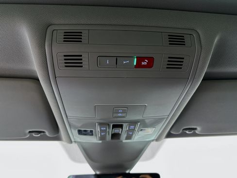 Used 2022 Volkswagen Tiguan SE w/ Panoramic Sunroof Package FWD image 18