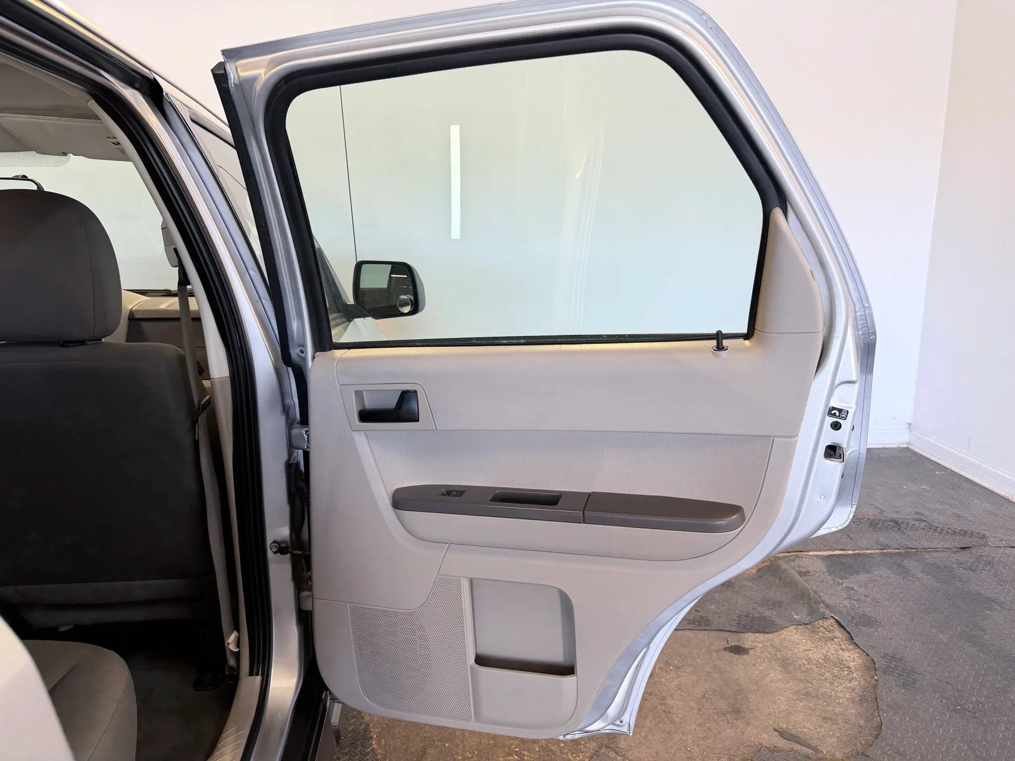 Used 2010 Ford Escape XLS FWD image 30