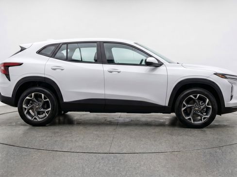 Used 2025 Chevrolet Trax LT FWD image 11