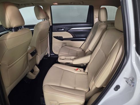 Used 2019 Toyota Highlander XLE FWD image 21