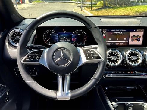 Used 2025 Mercedes-Benz GLB 250 4MATIC image 5