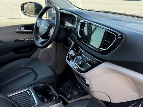 Used 2024 Chrysler Pacifica Touring-L image 7