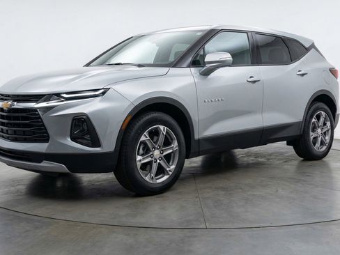 Used 2025 Chevrolet Blazer LT image 3