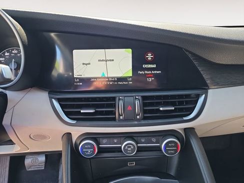Used 2019 Alfa Romeo Giulia RWD image 8