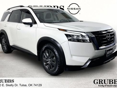 Used 2022 Nissan Pathfinder SV FWD image 1