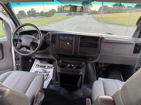 Used 2004 Chevrolet Express 1500 Passenger RWD image 12