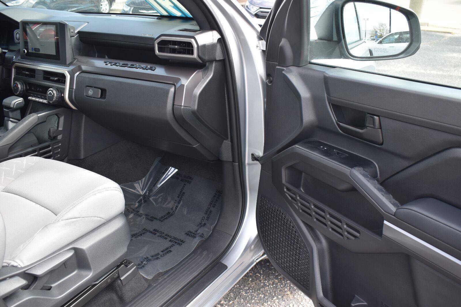Used 2026 Toyota Tacoma SR5 AWD/4WD image 15