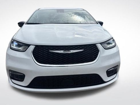 Used 2024 Chrysler Pacifica Touring-L FWD image 18