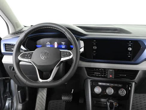 Used 2023 Volkswagen Taos SE FWD image 3