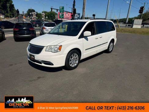 Used 2013 Chrysler Town & Country Touring FWD image 1
