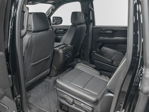 Used 2025 Chevrolet Suburban Premier image 27