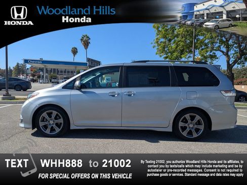 Used 2017 Toyota Sienna SE Premium FWD image 8