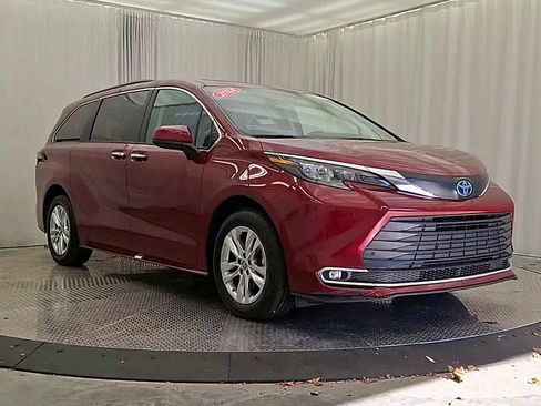 Certified 2024 Toyota Sienna XLE image 5