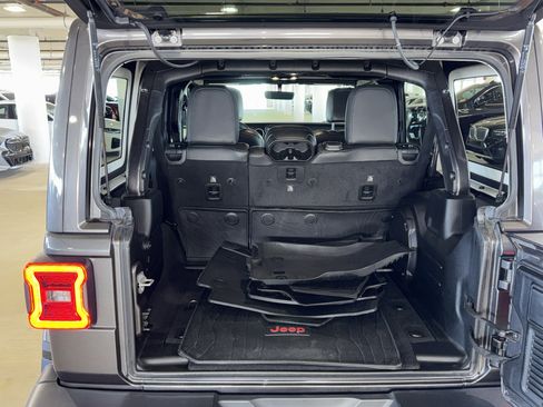 Used 2019 Jeep Wrangler Unlimited Sahara image 14