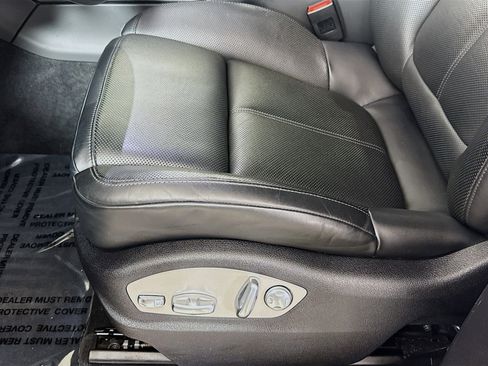 Certified 2023 Porsche Macan image 12