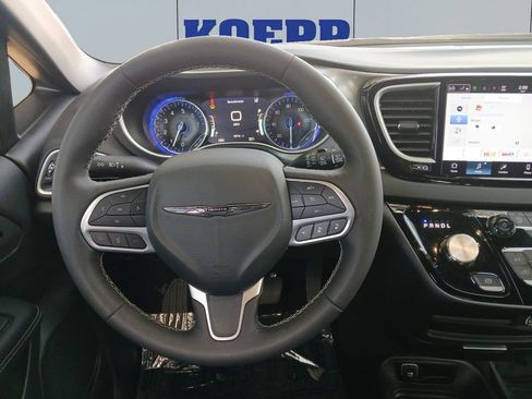 Used 2025 Chrysler Pacifica Select FWD image 12