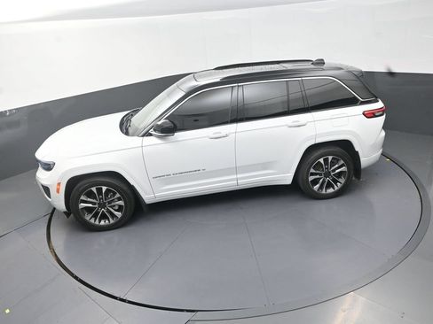 Used 2024 Jeep Grand Cherokee Overland w/ Luxury Tech Group IV AWD/4WD image 16