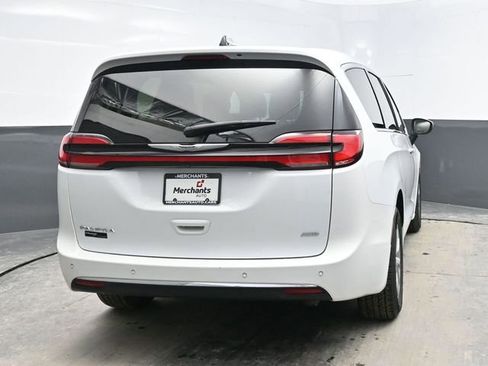 Used 2023 Chrysler Pacifica Touring-L image 6