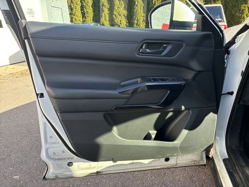 Used 2024 Nissan Pathfinder SV w/ Black Appearance Package image 17