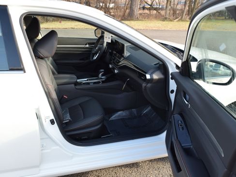Used 2024 Nissan Altima 2.5 SR w/ SR Premium Package AWD/4WD image 10