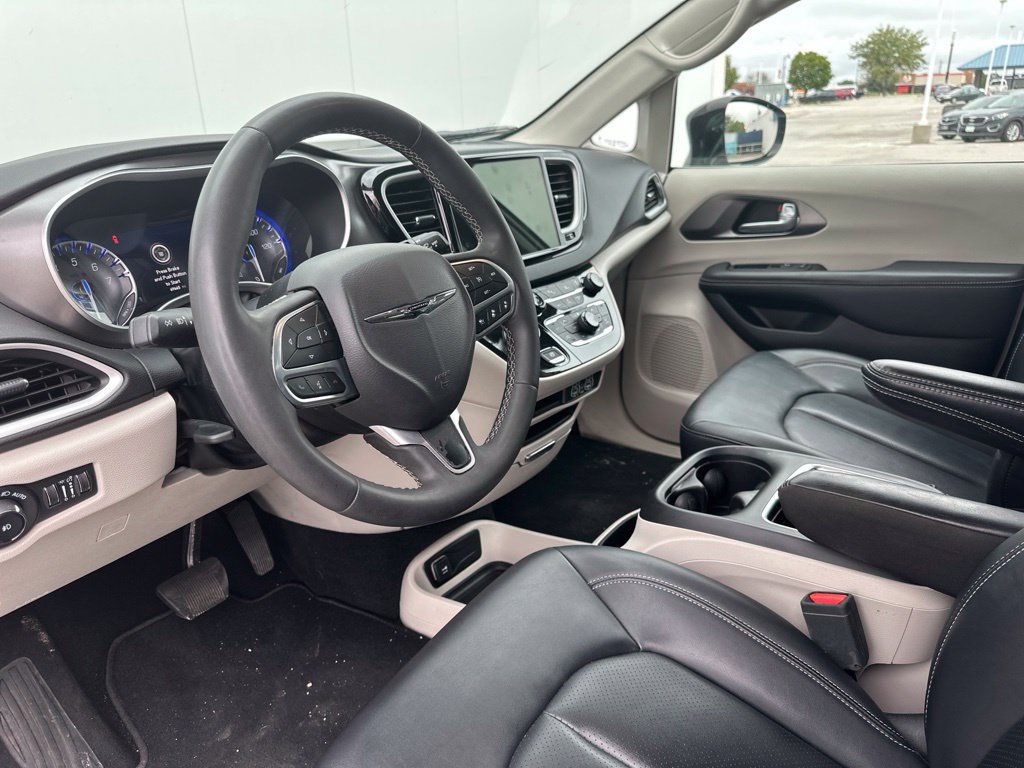 Used 2024 Chrysler Pacifica Touring-L FWD image 12
